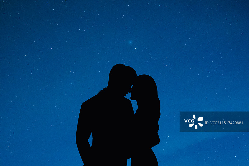 星空下的浪漫情侣图片素材