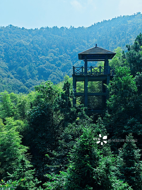 山里的观景台-镇江句容磨盘山图片素材