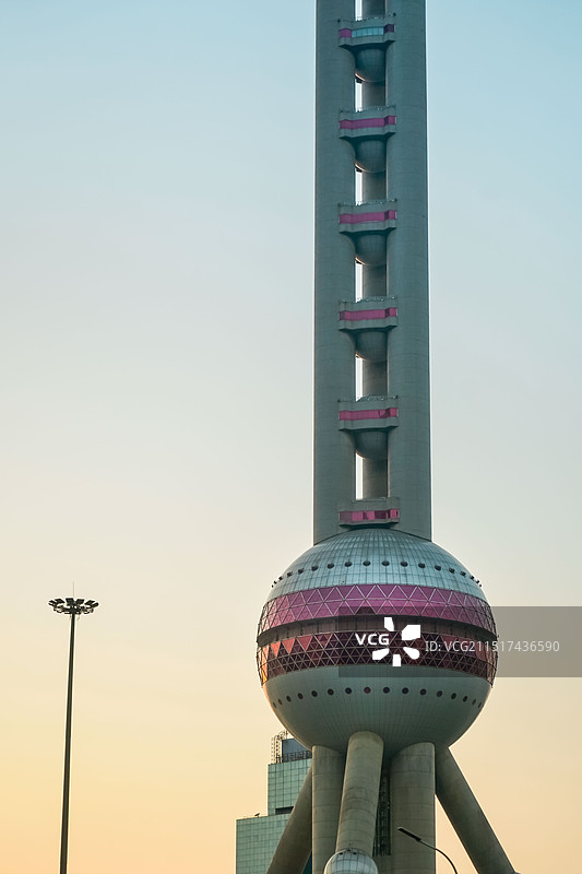 夕阳之下的上海东方明珠塔图片素材