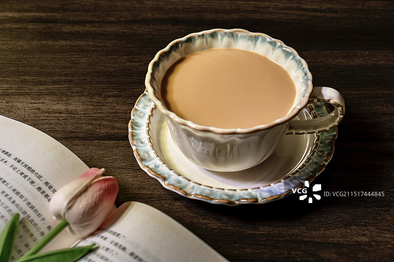 木桌上的书本和咖啡图片素材