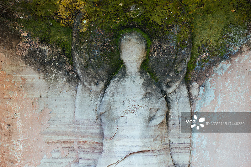青苔覆盖风化佛像图片素材