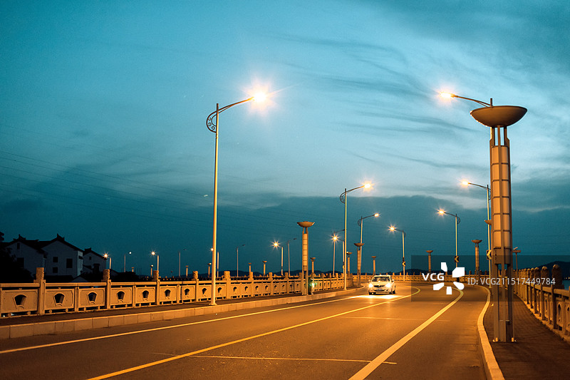 中国苏州 夜幕下的苏州东山丰圻大桥图片素材