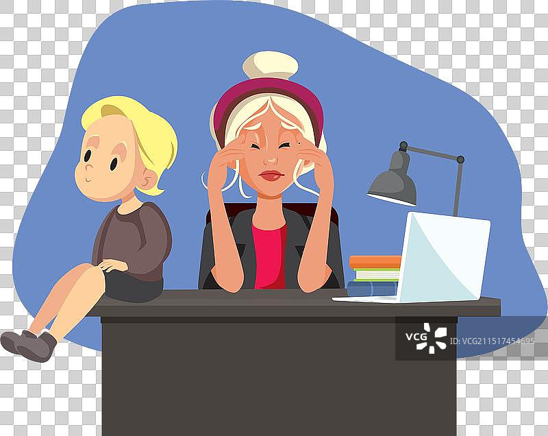 工作中的母亲被幼儿打扰图片素材