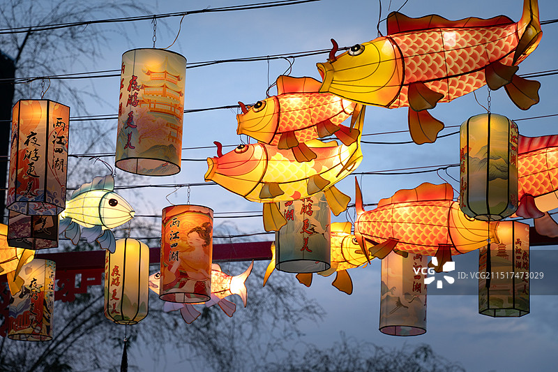 2024年中秋节，广西桂林象鼻山景区前悬挂着一排排花灯，尽显节日气氛。图片素材