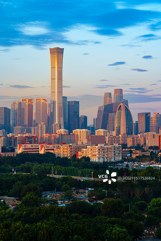 清晨日出金色阳光映照北京CBD中央商务区城市天际线图片素材