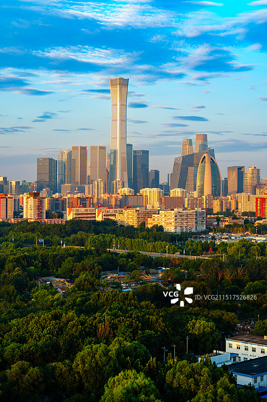 清晨日出金色阳光映照北京CBD中央商务区城市天际线图片素材