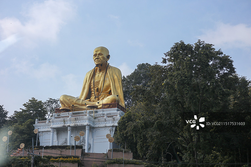 泰国清迈南奔WAT DOI TI寺庙的古巴斯里维猜雕像Kruba Srivichai图片素材