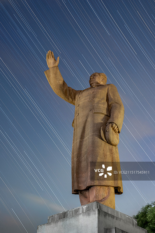 星空下的伟人雕像图片素材