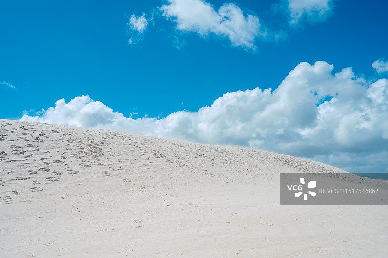 澳大利亚珀斯北边兰斯林Lancelin壮观的海边白沙丘，静谧庄严图片素材
