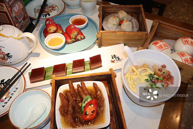 广东广州早茶艇仔粥凤爪红米肠粉叉烧包咖啡糕图片素材