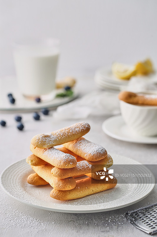 餐桌上有拇指饼干和蓝莓牛奶图片素材
