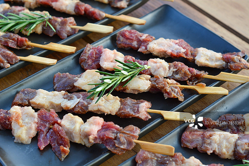 盘子上的牛肉串烤肉串特写图片素材