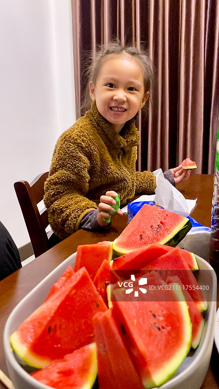 可爱的小女孩在吃西瓜图片素材