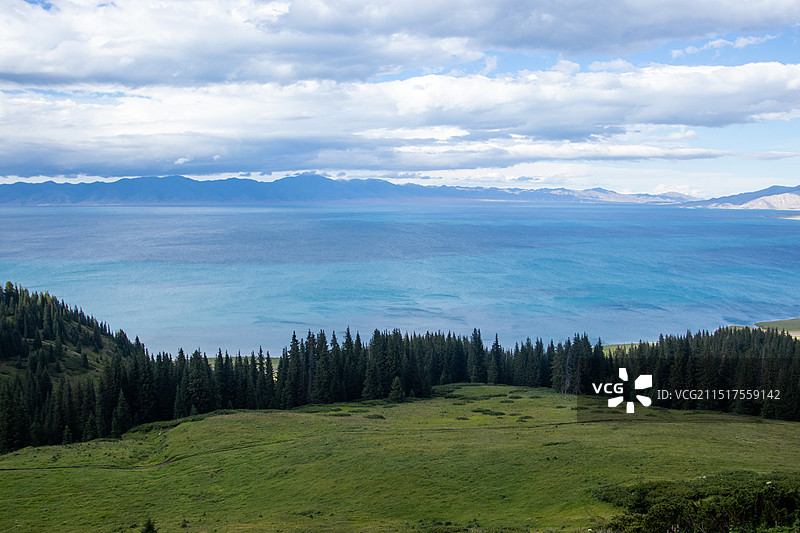 新疆塞里木湖图片素材