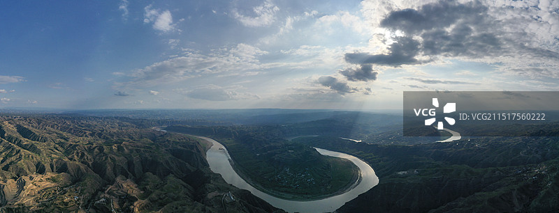 山西省永和县境内黄河蜿蜒曲折，呈连续的S形，弯曲向东的黄河图片素材