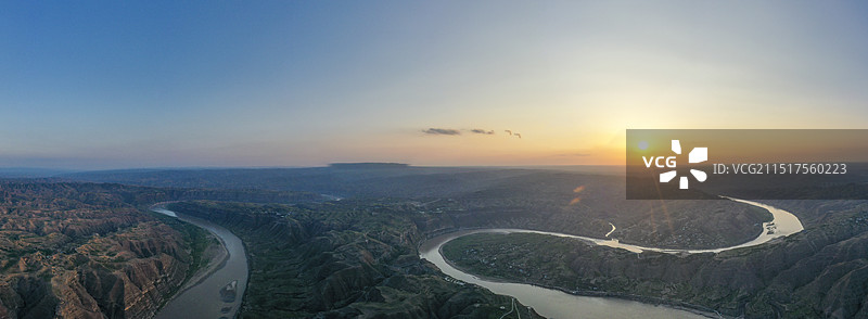 山西省永和县境内黄河蜿蜒曲折，呈连续的S形，弯曲向东的黄河图片素材