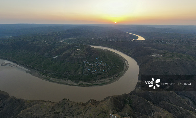 山西省永和县境内黄河蜿蜒曲折，呈连续的S形，弯曲向东的黄河图片素材