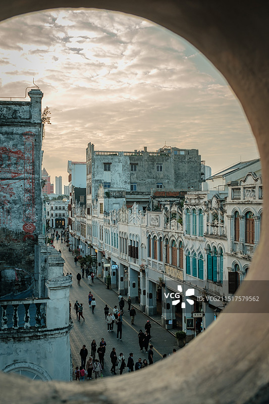 窗洞里的海口骑楼老街历史文化街区图片素材