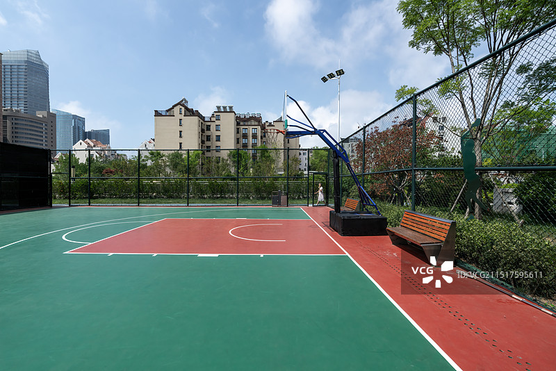 公园里明亮的城市篮球场图片素材