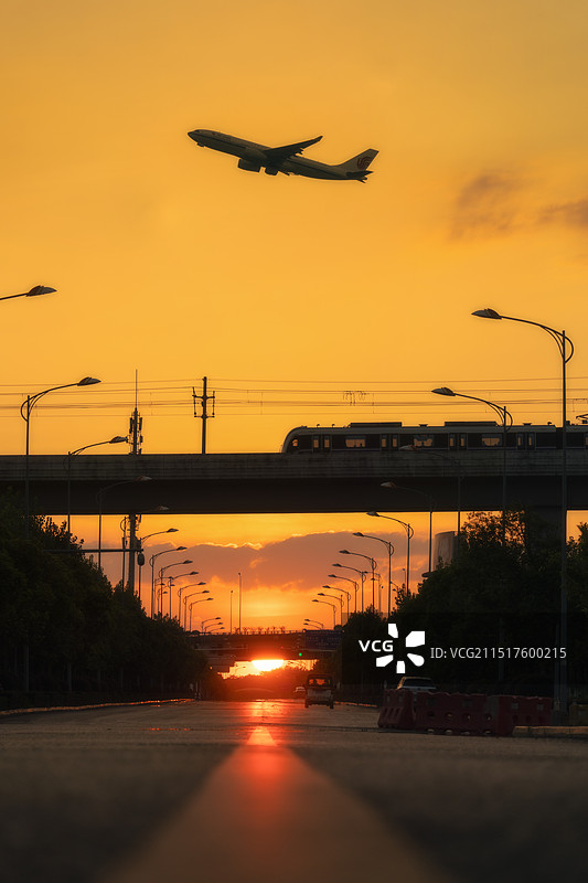 日落红日下的城市交通美景图片素材