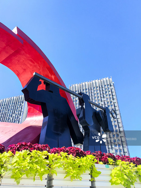 辽宁省沈阳市铁西区重型文化广场  广场核心建筑是“持钎人”主题雕塑图片素材