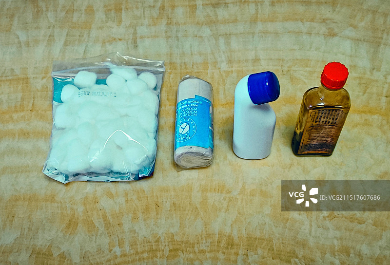 治疗跌打扭伤的药油，棉花和绷带图片素材