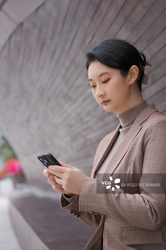 城市环境中的职业女性查看信息图片素材