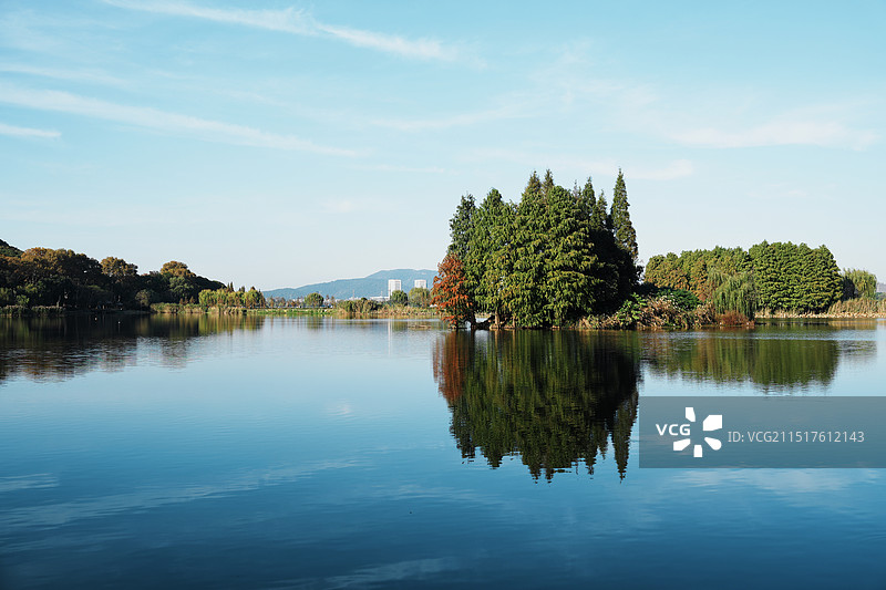鼋头渚湖面倒影与落日余晖图片素材