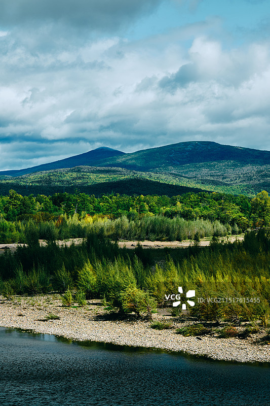 激流河的秋季风光图片素材