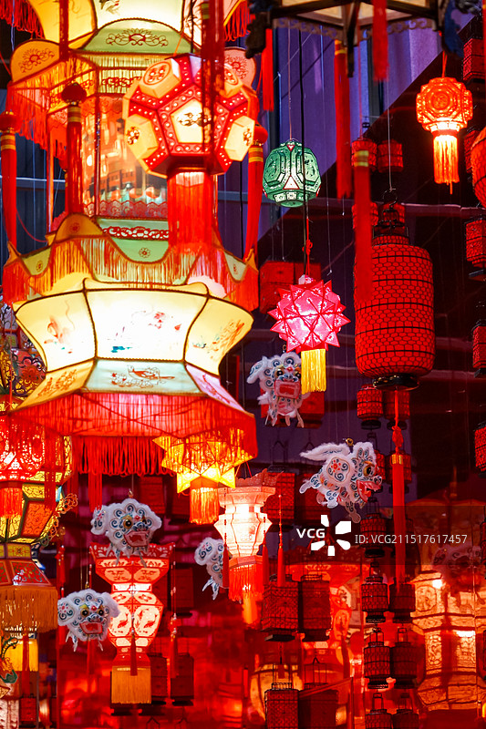中国新年元宵节中秋节夜晚亮起一片片色彩斑斓的花艺装饰灯笼图片素材