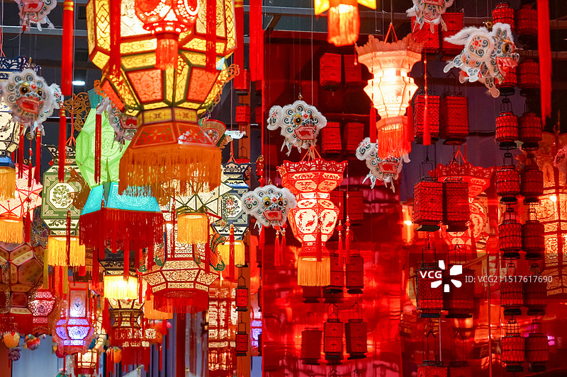 中国新年元宵节中秋节夜晚亮起一片片色彩斑斓的花艺装饰灯笼图片素材