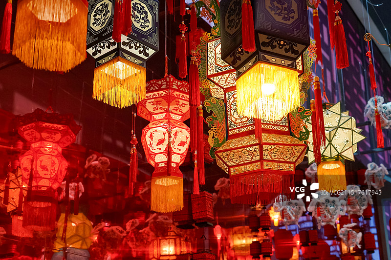 中国新年元宵节中秋节夜晚亮起一片片色彩斑斓的花艺装饰灯笼图片素材