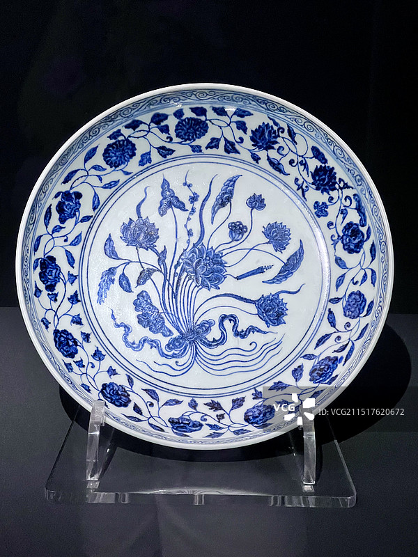 香港艺术馆·青花一把莲纹大碟·明图片素材