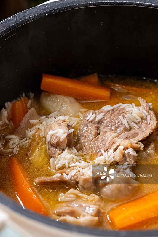 电饭锅闷饭新疆羊肉抓饭制作特写画面图片素材
