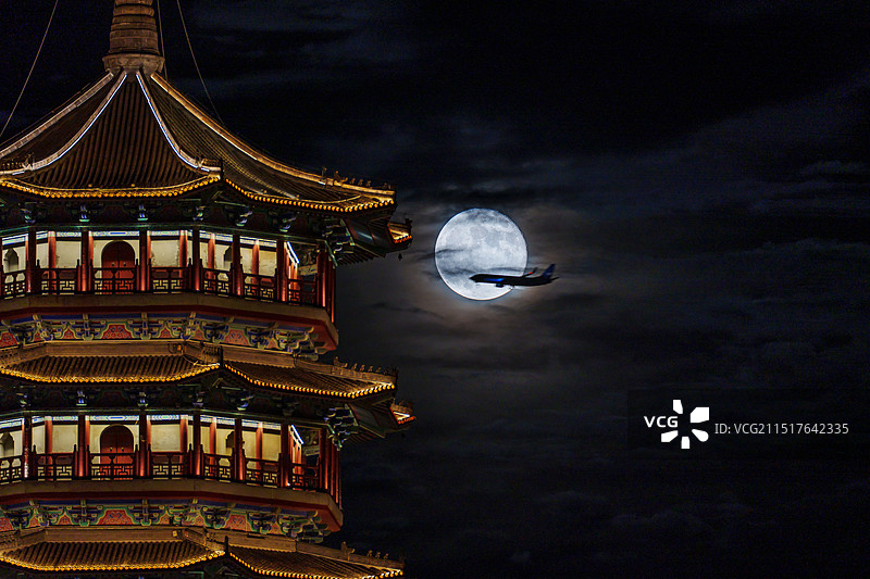 青岛胶州少海万佛塔飞机凌月图片素材