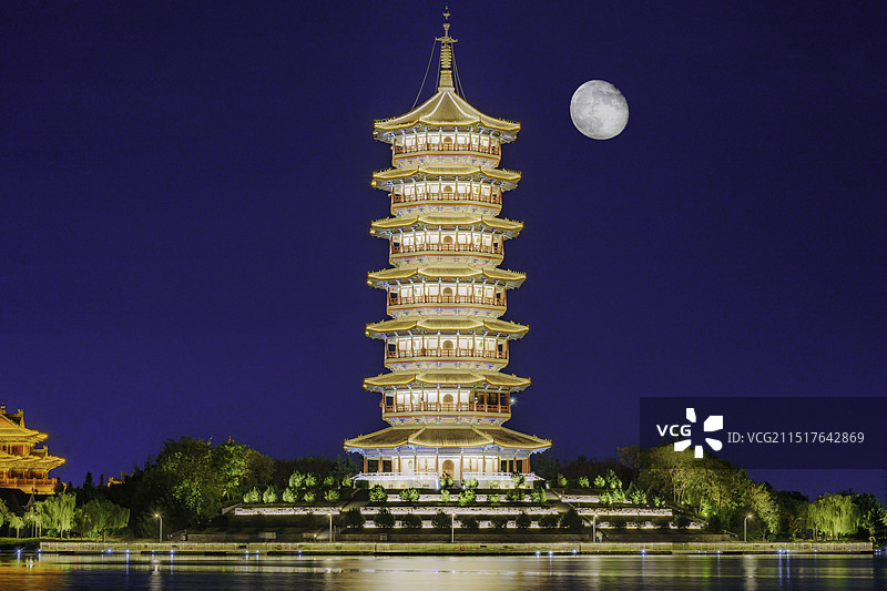 青岛胶州少海万佛塔月亮图片素材