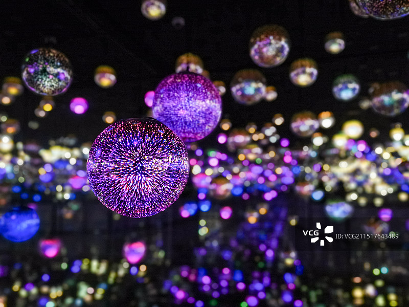 梦幻紫色水晶球装饰图片素材