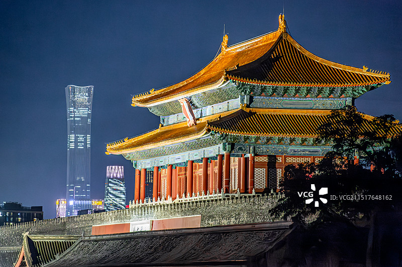 故宫博物院神武门夜景与背后的国贸北京中信大厦，古老与现代的对比图片素材