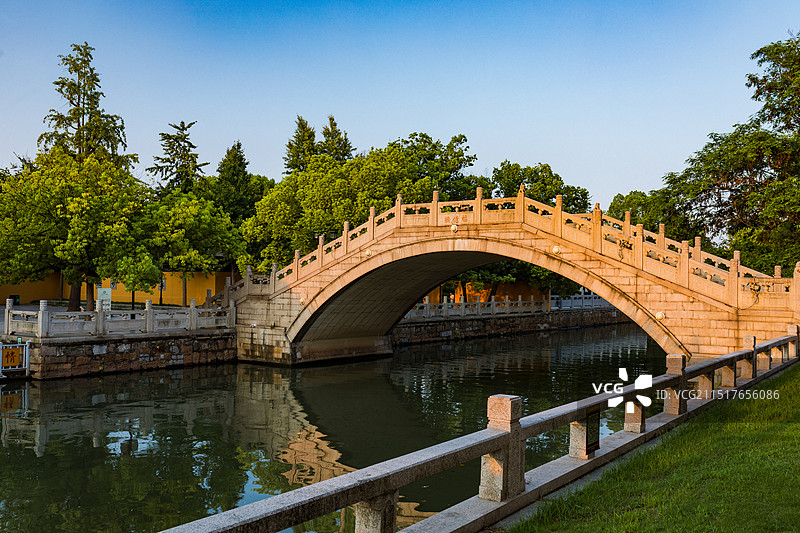 中国江苏苏州 西园寺正南向 上塘河上的福德桥图片素材