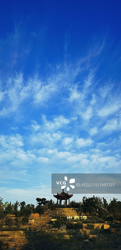 蓝天白云下的景观图片素材