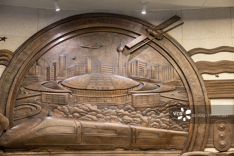 中国铁道博物馆 中国火车发展史 北京火车站和内燃机车浮雕图片素材