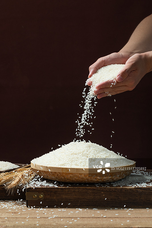 手捧着米图片素材