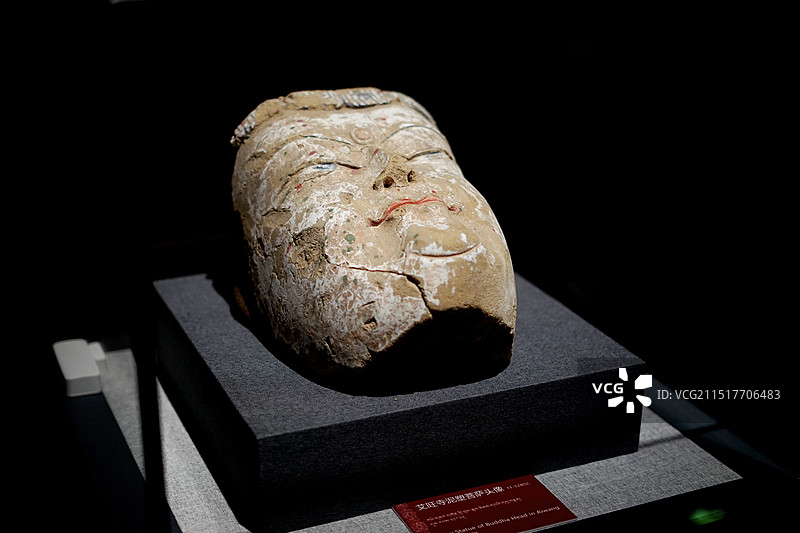 西藏博物馆展示的石雕佛像图片素材