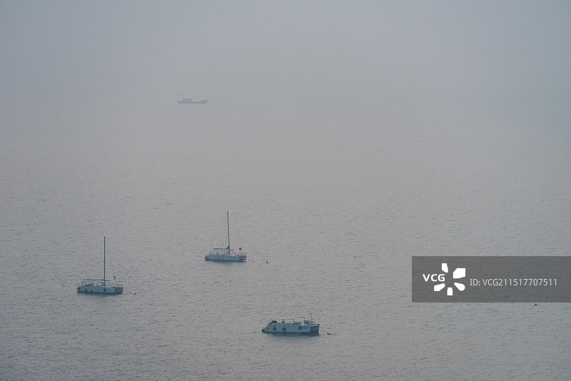 晨雾中的兴城龙回头海面图片素材