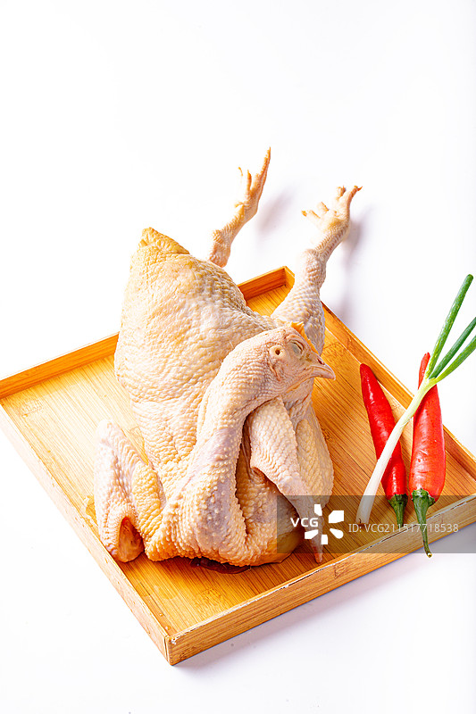 棚拍竹盘里新鲜宰杀好的小母鸡图片素材