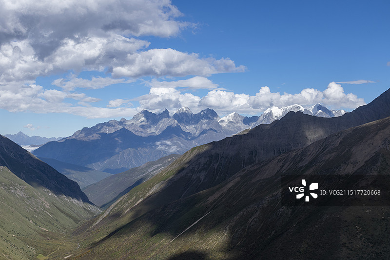四川省康定市木雅圣地景区蓝天白云山脉风光图片素材
