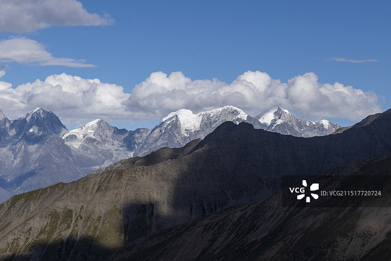 四川省康定市木雅圣地景区蓝天白云山脉风光图片素材