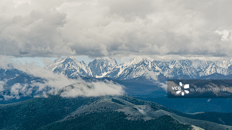 暴雨来临前的横断山脉图片素材