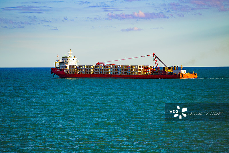 三亚大东海海上的货轮图片素材
