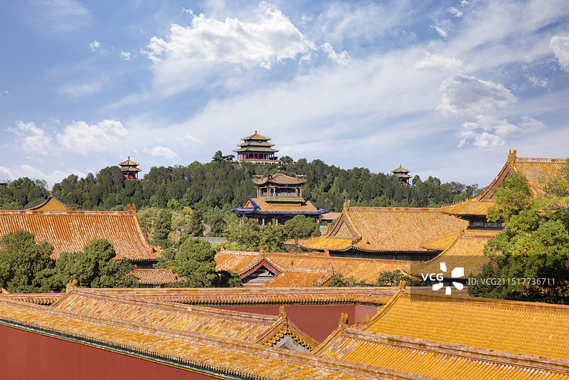 北京中轴线故宫博物院和景山公园万春亭城市风光图片素材